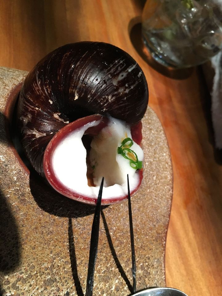 AMAZONÍA PERUANA (PERÚ).- Imagen de divulgación de un churo "caracol de río", parte del menú amazónico del restaurante Maido, que es servido con espuma de "tubérculo nativo", y se come con la ayuda de una espina de shica shica "palmera amazónica". La gastronomía tiene el potencial de aprovechar todos los insumos de la biodiversidad amazónica, no solo las comestibles, presente en sus bosques, ríos y lagunas. Una de las organizaciones que ha conseguido hacer de la gastronomía una vía de protección de la biodiversidad es la ONG peruana Amazónicos por la Amazonía (AMPA), cuyos representantes presentaron sus logros en el Congreso Mundial de la Naturaleza que se celebra hasta el 10 de septiembre en Hawai. La demanda de pescado y marisco amazónico ha ayudado a fijar poblaciones locales así como a introducir criterios de sostenibilidad en sus pesquerías, hasta entonces mal gestionadas. EFE