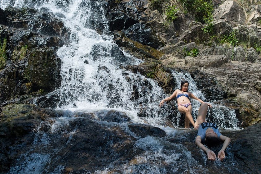 Hong Kong (China).- Dos mujeres se refrescan en una cascada en la isla de Lantau en Hong Kong, China. De acuerdo con un estudio reciente encargado por la  Fundación Salud en Hong Kong  y realizado por la Universidad de Hong Kong el 48 por ciento de los 459 locales entrevistados no utilizar productos de protección solar para protegerse de la radiación ultravioleta dañina del sol. El número de pacientes de cáncer de piel cada año, de acuerdo con el Registro de Cáncer del Hospital Authority's , ha aumentado de 656 en 2004 a 1.092 en 2013. EFE