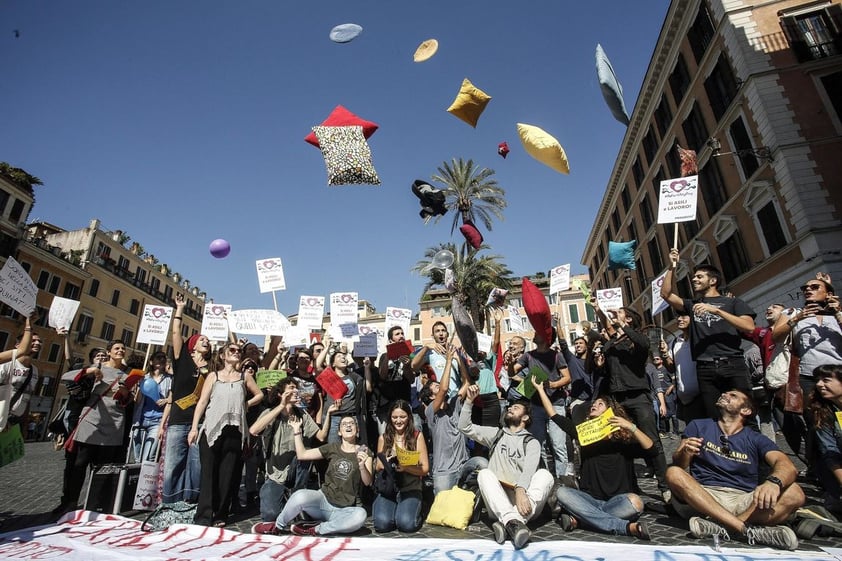 ROMA (ITALIA).- Manifestantes protestan contra "El Día de la fertilidad" en Roma, Italia. La campaña del "Día de la fertilidad" ha sido lanzada por el Ministerio de Sanidad para concienciar sobre la necesidad de la prevención de la infertilidad. Ayer, las autoridades italianas retiraron unos folletos de la campaña tras ser calificados de racistas, al aparecer fotografías que daban un ejemplo de "buenas costumbres para promover", con la de unos sonrientes jóvenes de raza blanca, y las "malas compañías por evitar", con una imagen en la que se ve a un joven de raza negra y otro con pelo rasta. EFE