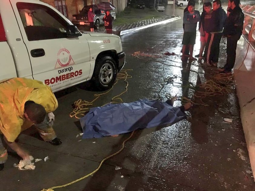 Inundaciones en #Durango provocan la primera víctima mortal, en el Puente Negro.