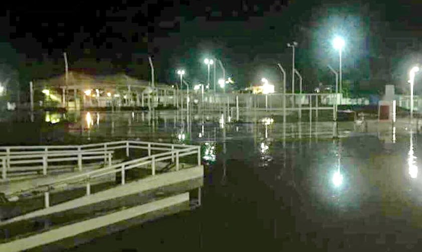 La Unidad Deportiva Galindo Higuera, en la colonia Maderera, quedó sepultada bajo el agua.