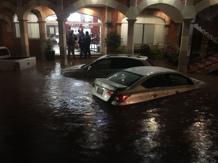 El agua encharcada en las avenidas logra incluso cubrir cerca de la mitad de los coches.