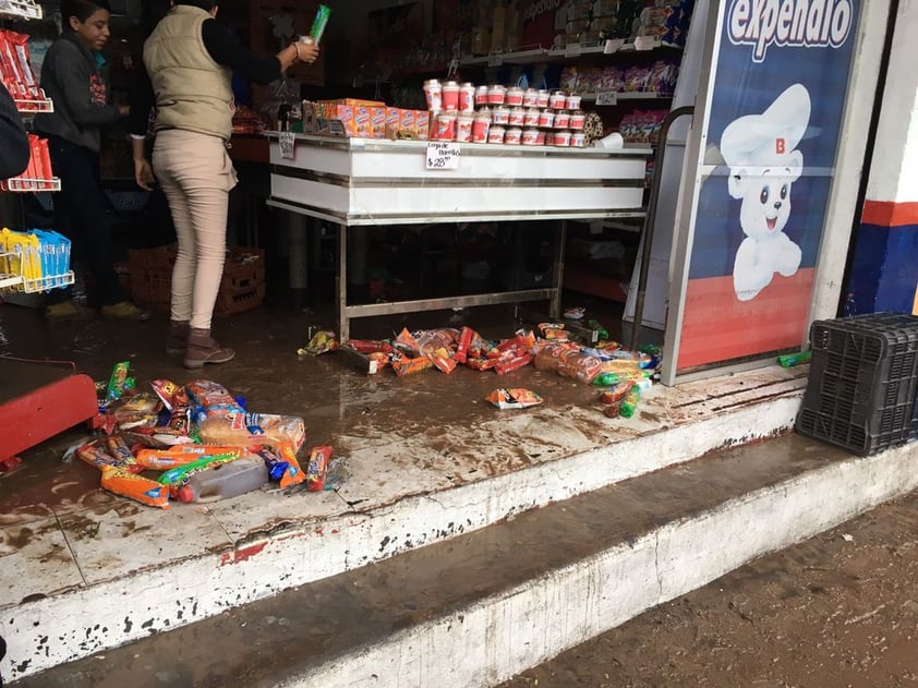 También se vieron afectadas las tiendas por las prolongadas horas de lluvias.