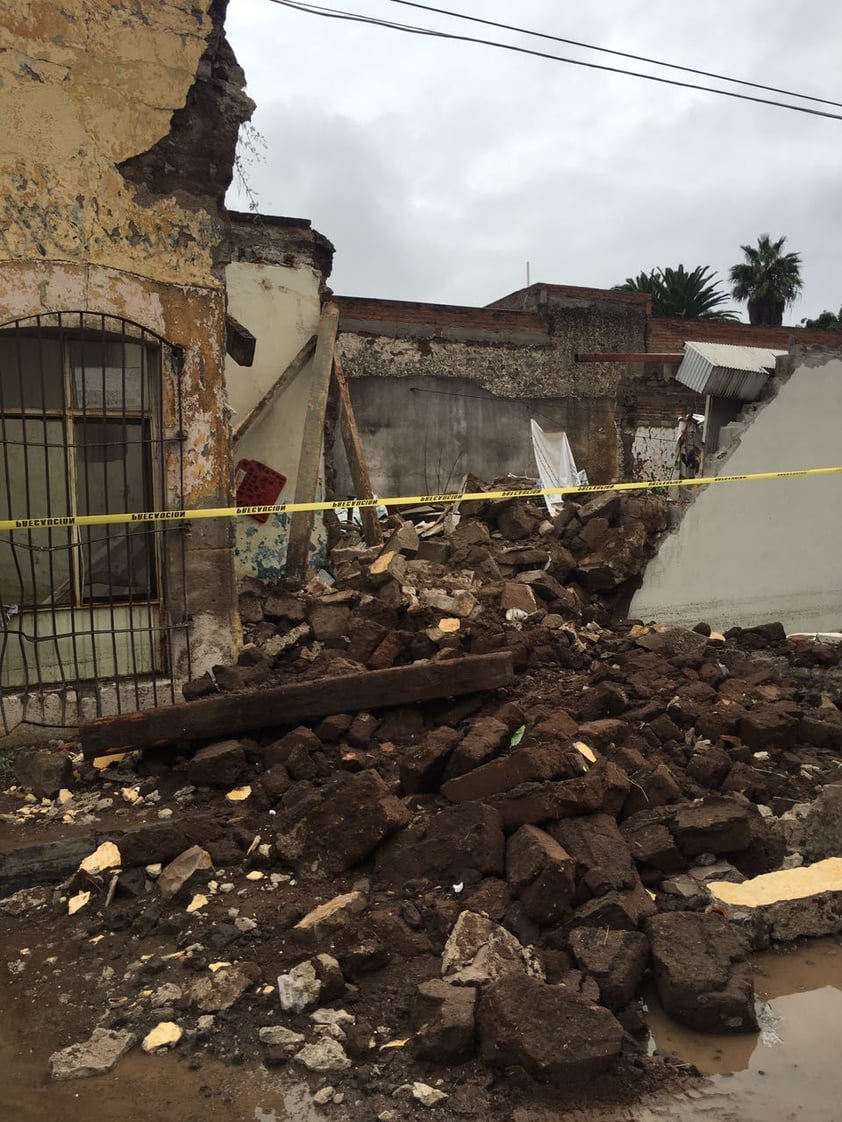 Varias fachadas del centro históricos se derrumbaron por las fuertes lluvias.