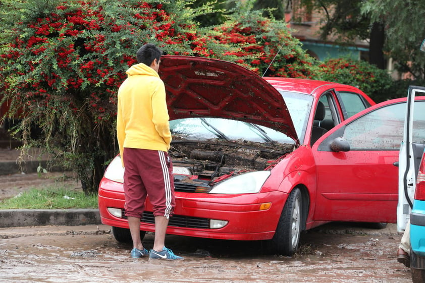 Autos varados fue uno de los saldos de las fuertesl lluvias.