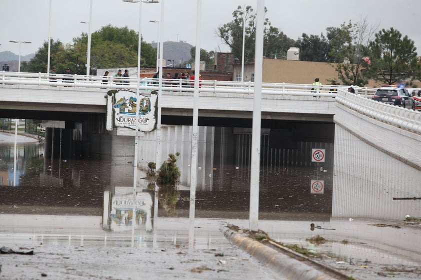 El agua dejada por las lluvias inundó por completo vialidades de la capita.