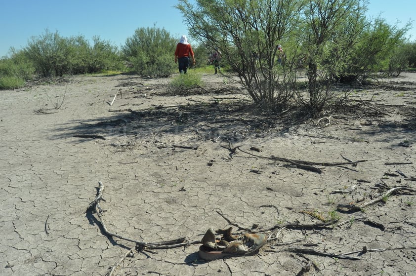 En cada uno de los recorridos, el sentimiento de rabia, frustración, enojo, pero también el de tristeza, florecen. Y es que en cada búsqueda se encuentran restos humanos que se suman a los miles que aún esperan ser identificados.