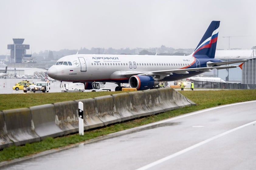 GINEBRA (SUIZA).- Un Airbus A320-214 de la aerolínea Aeroflot permanece aparcado en la pista del en el aeropuerto de Ginebra (Suiza) tras haber sido evacuado tras una amenaza de bomba. Las autoridades de la ciudad de Ginebra han evacuado el avión después de que un hombre se presentase a las 13.00 hora local en un mostrador de la aerolínea en el aeropuerto para indicar que había una bomba a bordo del avión que salía hacia Moscú. EFE