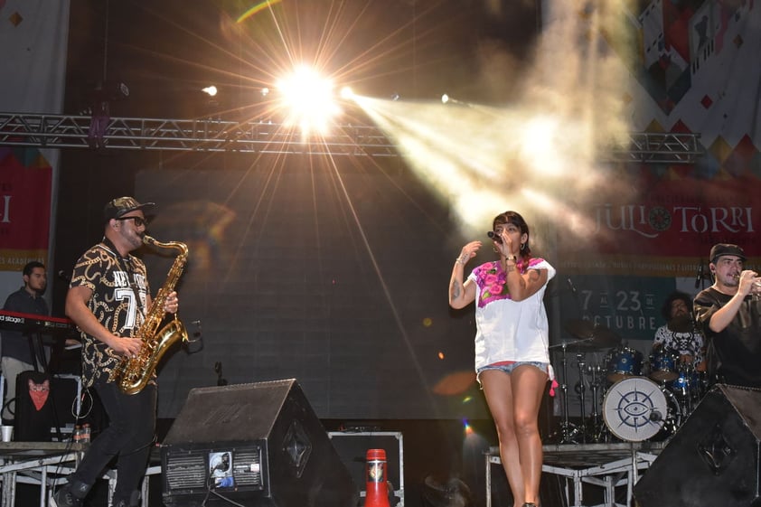 Dando todo de sí, Ana concluyó su concierto en Torreón.