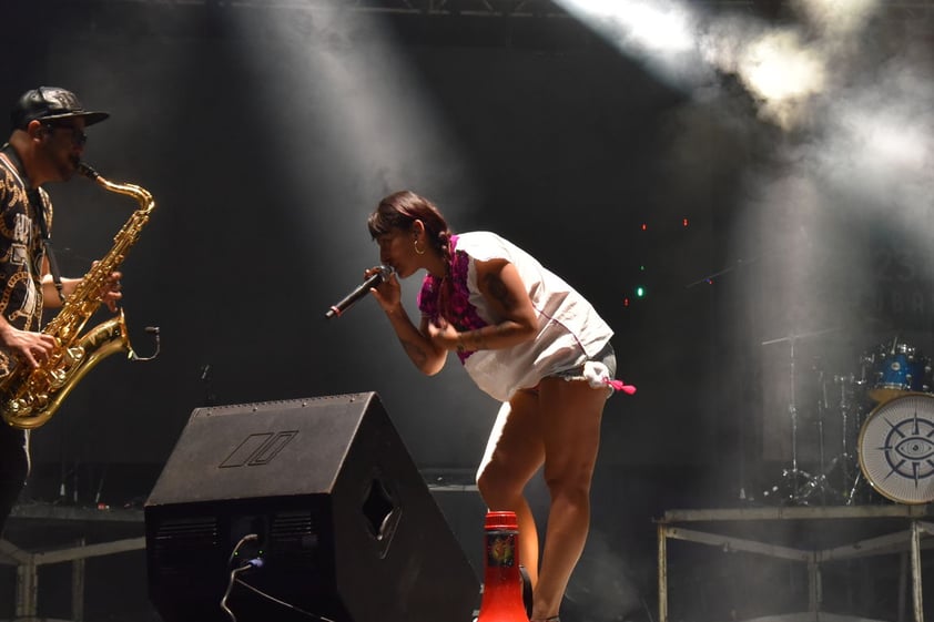 La cantante Ana Tijoux se presentó en la Plaza Mayor como parte de las actividades del Festival Internacional de las Artes Julio Torri.