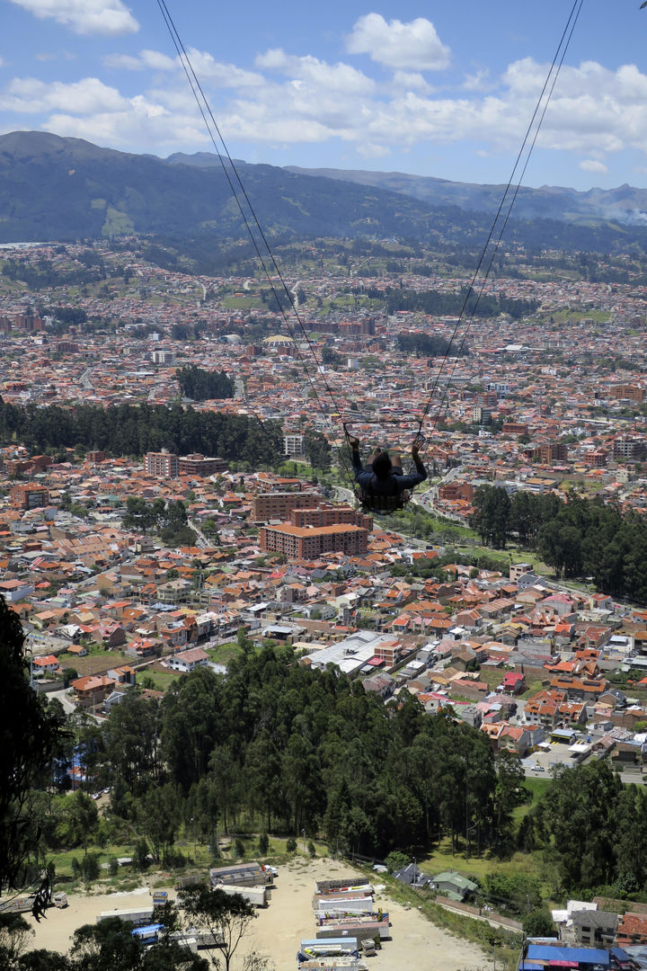 CUENCA (ECUADOR).- Roberto Rejón, un operador de cámara español, realiza un recorrido en el columpio del Parque Aventuri, instalado en el Mirador de Turi, que permite observar la ciudad de Cuenca (Ecuador) a vista de pájaro. El parque recreativo de aventura fue ideado y construido por Miguel Toledo, un auténtico enamorado del deporte extremo. EFE