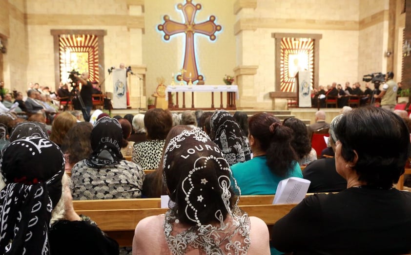 ERBIL (IRAK).- Mujeres cristianas iraquíes rezan en la iglesia de Nuestra Señora del Perpetou Auxilio, en el área de Erbil, Capital de la región de Kurdistan al norte de Irak. Los cristianos iraquíes de diferentes comunidades, los católicos caldeos, asirios ortodoxos, católicos y asirios se reunieron con sus líderes de la iglesia y los sacerdotes el 25 de octubre en Erbil para ofrecer una oración colectiva de apoyo a las fuerzas iraquíes en su lucha contra el grupo EI (Estado islámico). EFE