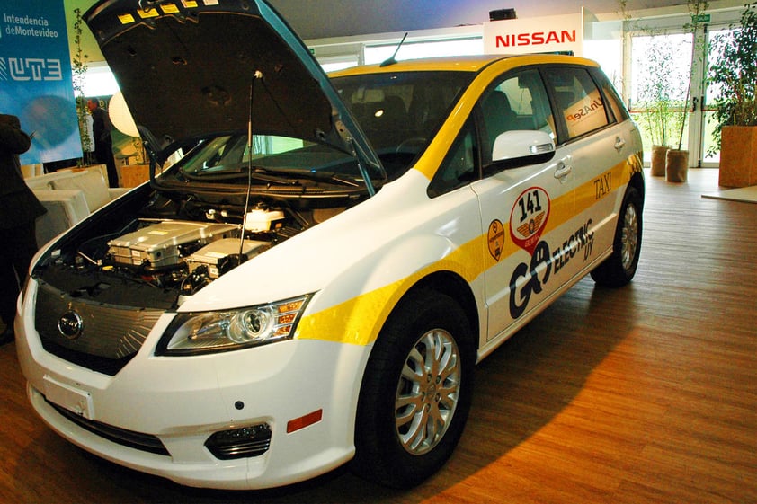 MONTEVIDEO (URUGUAY).- Vista de un vehículo eléctrico, en el lanzamiento de MUEVE, la primera feria de muestra de vehículos eléctricos. Uruguay "puede marcar tendencia" en la región en la captación de inversiones para la adquisición de vehículos eléctricos, dijo hoy la ministra de Industria, Energía y Minería del país, Carolina Cosse, en base a las acciones que el Ejecutivo lleva a cabo en ese sector. EFE