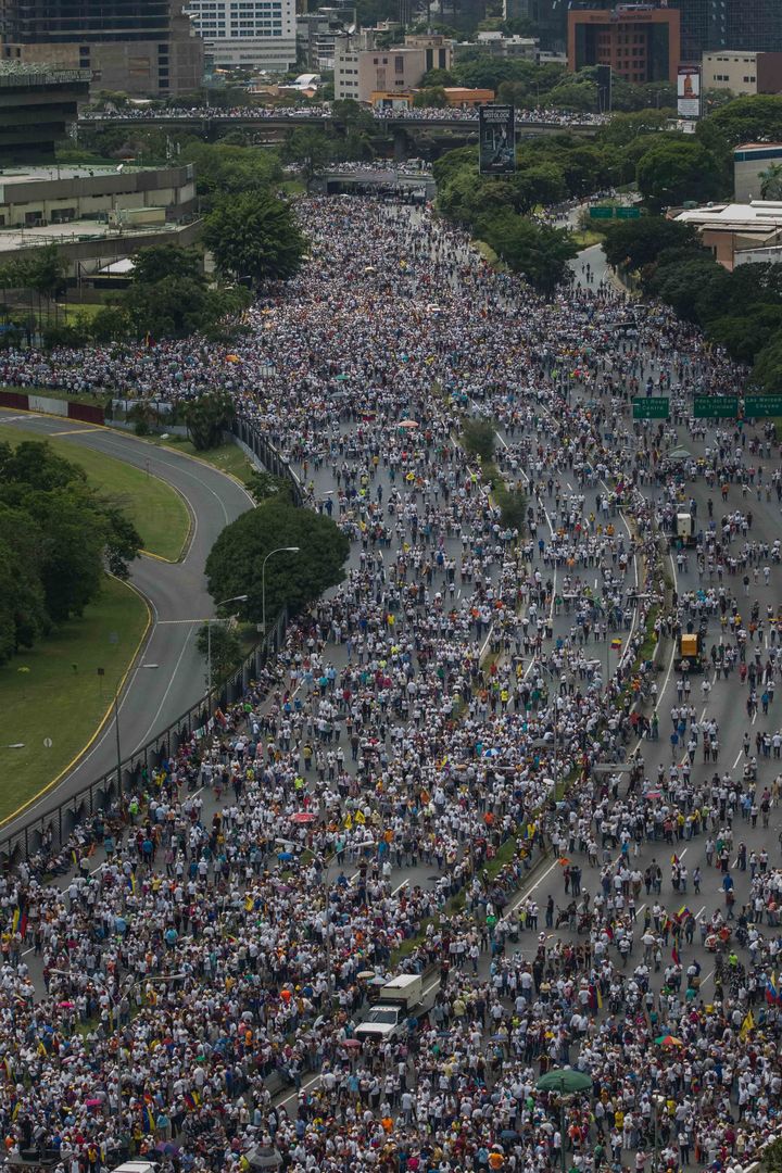 CARACAS (VENEZUELA).- Vista general de la multitudinaria manifestación, denominada "Toma de Venezuela", organizada por la alianza opositora y que reunió a decenas de miles de personas en Caracas (Venezuela). La Mesa de la Unidad Democrática (MUD) convocó a una huelga general de 12 horas el próximo 28 de octubre en todo el país, así como a una manifestación hacia el palacio presidencial el 3 de noviembre. EFE