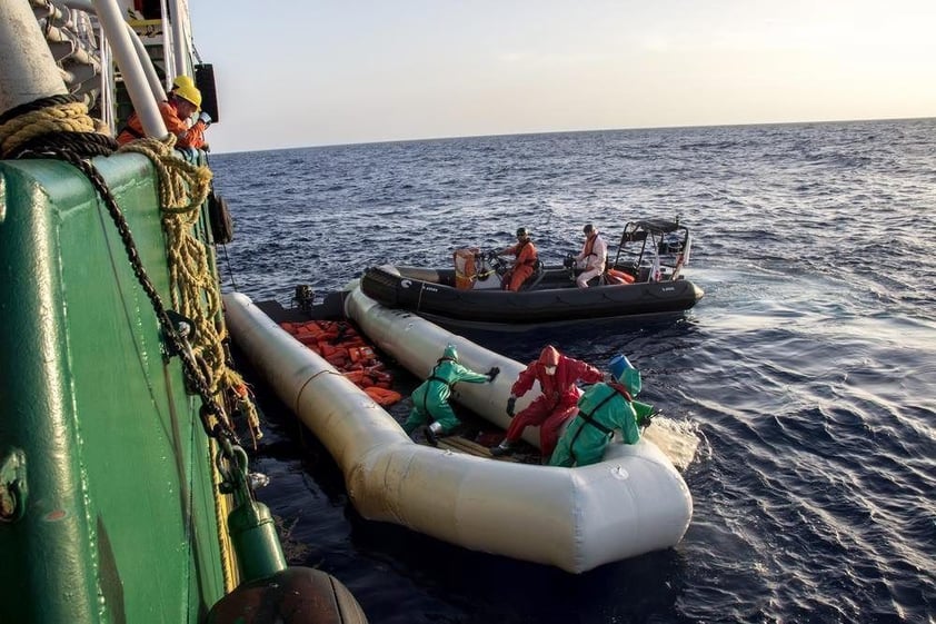 MAR MEDITERRÁNEO.- Fotografía cedida por Médicos sin Fronteras (MSF) que muestra a miembros de la organización y a miembros de la embarcación "Bourbon Argos" mientras inician una operación de rescate para recuperar los cuerpos los fallecidos de unos inmigrantes, en el Mar Mediterráneo. La organización Médicos sin Fronteras (MSF) informó hoy de que en las últimas horas ha rescatado en el Mediterráneo a 246 personas que navegaban a la deriva hacia las costas europeas y que también ha recuperado 25 cadáveres. Los cuerpos fueron hallados por el personal de la embarcación "Bourbon Argos" en el interior de una barcaza sobrecargada de personas que se encontraba a 26 millas de las costas de Libia. EFE