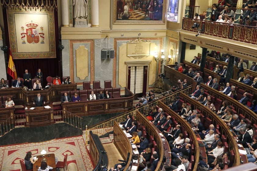 MADRID, ESPAÑA.- El presidente del Gobierno en funciones y líder del PP, Mariano Rajoy (i), durante su discurso de investidura, esta tarde en el Congreso de los Diputados. EFE