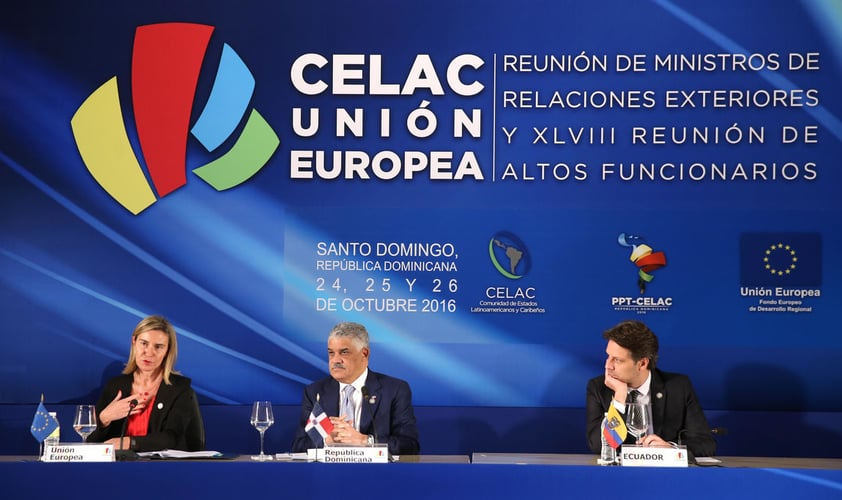 SANTO DOMINGO (REPÚBLICA DOMINICANA).- La alta Representante para Asuntos Exteriores y Seguridad de la Unión Europea, Federica Mogherini (i), acompañada del canciller dominicano Miguel Vargas (c) y el canciller ecuatoriano Guillaume Long (d), entrega las conclusiones de la reunión de cancilleres de la Comunidad de Estados Latinoamericanos y Caribeños (Celac) y de la Unión Europea (UE), en Santo Domingo (República Dominicana), y en la que participaron cancilleres y jefes de delegaciones de los 33 países de la Celac y de los 28 de la UE. Durante el encuentro UE-CELAC se aprobó hoy la declaración de Santo Domingo en la que cancilleres acordaron fortalecer el diálogo birregional e intensificar las relaciones de financiamiento para el desarrollo y el cambio climático. EFE