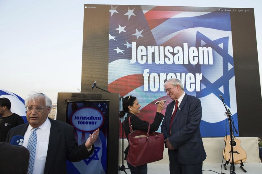 JERSUALÉN (ISRAEL).- El asesor de Trump en Israel David Friedman (i) y el jefe republicano fuera de Israel Marc Zell (d) atienden a los medios durante el acto de campaña "Jerusalem forever" (lit. Jerusalén para siempre) en el Monte Sion, en Jerusalén (Israel). EFE