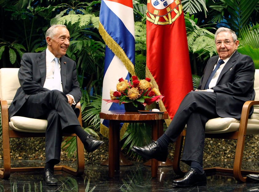 LA HABANA (CUBA).- El presidentes de Cuba, Raúl Castro (d), posa junto a su homólogo de Portugal, Marcelo Rebelo de Sousa (i), antes de una reunión en La Habana (Cuba). EFE