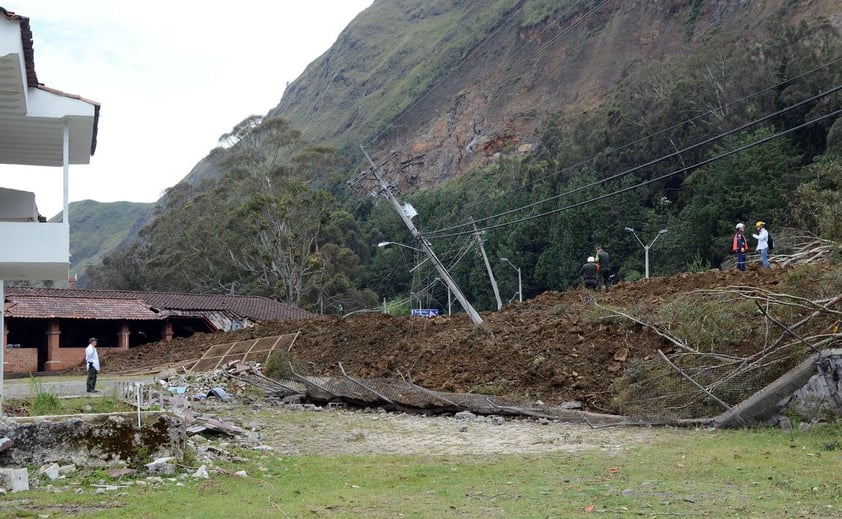 EL CABUYAL (COLOMBIA).- Fotografía de la zona donde ocurrió un derrumbe en Medellín (Colombia). La cifra de muertos a causa de un derrumbe ocurrido hoy en el sector de El Cabuyal, de la vía Medellín-Bogotá, en el noroeste de Colombia, ascendió seis, informaron fuentes oficiales. "El reporte inicial que tenemos de esta emergencia da cuenta de seis personas fallecidas, que se encuentran en proceso de rescate", declaró el director del Departamento Administrativo del Sistema para la Prevención, Atención y Recuperación de Desastres de la Gobernación de Antioquia (Dapard), Mauricio Parodi. EFE