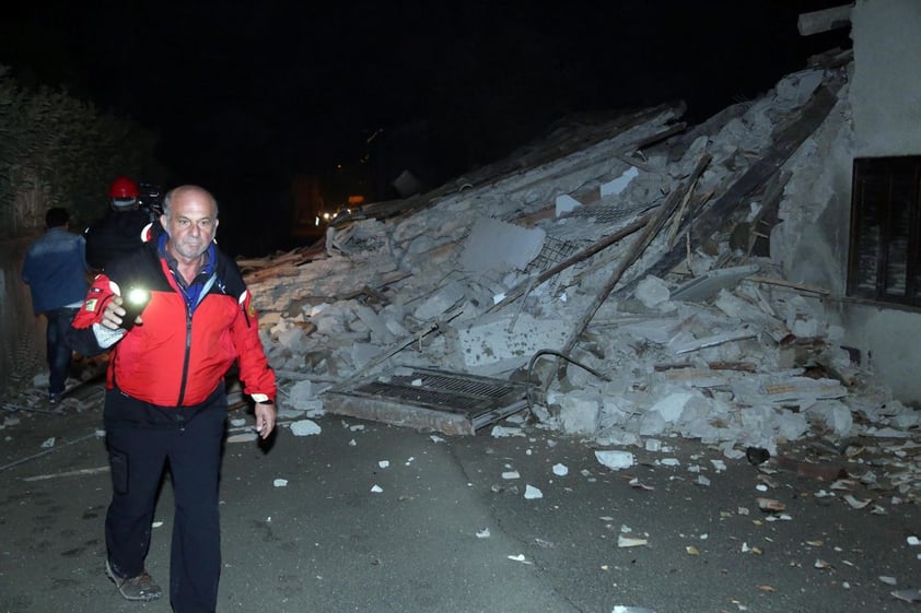 VISSO (ITALIA).- Un hombre pasa junto a escombros en la villa Sant'Antonio, cerca a Visso (Italia). Un nuevo seísmo de magnitud 5,4 sacudió hoy el centro de Italia y causó dos heridos, dos meses después del que provocó la muerte a 297 personas también en el centro del país, despertando así de nuevo el miedo y temor en la gente. EFE