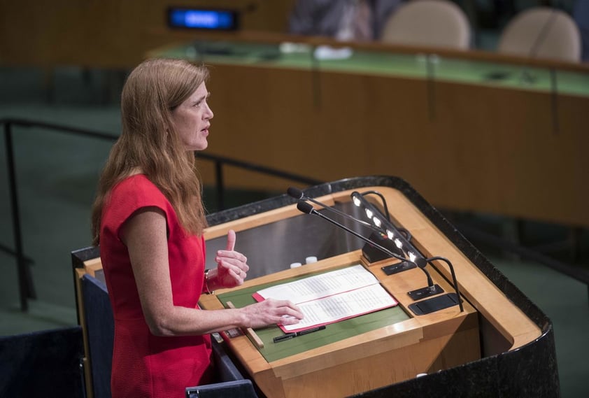 NACIONES UNIDAS (NY, EEUU).- Fotografía donde aparece la embajadora estadounidense ante la ONU, Samantha Power, hablando ante el pleno de la Asamblea General de Naciones Unidas sobre el embargo a Cuba, en la sede del organismo en Nueva York. Por primera vez, Estados Unidos se abstuvo hoy en la ONU en un voto de condena al embargo sobre Cuba, en lo que supone una nuevo señal del acercamiento entre los dos países y de la voluntad de Washington de dejar atrás esta política. La abstención estadounidense, secundada por Israel, permitió que la Asamblea General de Naciones Unidas sacase adelante el texto sin votos en contra y rozando la unanimidad, pues los otros 191 Estados miembros se pronunciaron a favor. EFE