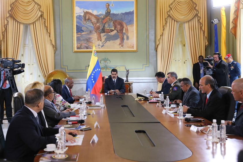 CARACAS (VENEZUELA).- El presidente de Venezuela, Nicolás Maduro (c), habla en una reunión, en Caracas (Venezuela). Maduro declaró hoy al Consejo de Defensa de la Nación (Codena) en sesión permanente para tratar cuatro puntos, entre ellos, evaluar los escenarios del diálogo con la oposición y la planificación de consultas con "todos los sectores del país". EFE