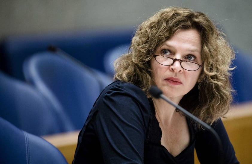 LA HAYA (HOLANDA).- La ministra holandesa de Sanidad, Edith Schippers, fotografiada en el Parlamento antes de un debate sobre la propuesta del Gobierno holandés a la cámara para ampliar los supuestos en los que se puede aplicar la eutanasia, despenalizada en Holanda desde 2002, en La Haya, Holanda. La propuesta, auspiciada por la ministra holandesa de Sanidad, Edith Schippers, y por el ministro de Justicia, Ard van der Steur, propone otorgar el derecho a la eutanasia a personas que, aunque no estén enfermas, sientan que "ya no tienen más perspectivas en la vida" y "han desarrollado un deseo de morir persistente y activo". EFE