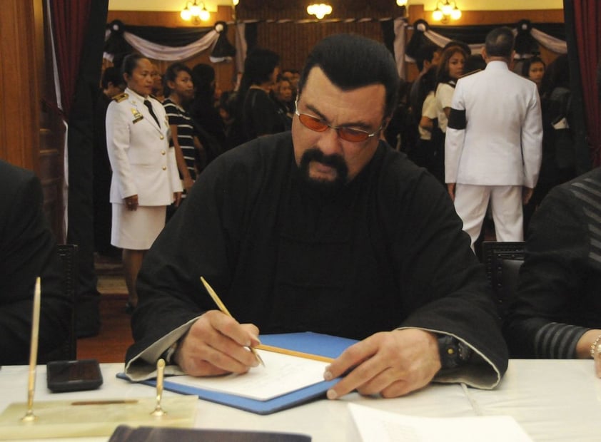 BANGKOK (TAILANDIA).- Fotografía facilitad por la Casa Real de Tailandia que muestra al actor estadounidense Steven Seagal mientras firma en el libro de condolencias por la muerte del rey Bhumibol Adulyadej de Tailandia en el pabellón Sala Sahathai Samakhom, dentro del complejo del Gran Palacio, en Bangkok (Tailandia) . EFE