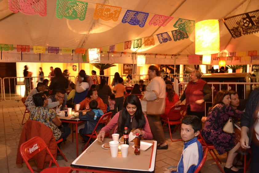 En el lugar hubo espacio para la comida. Aunque inicialmente se anunció como una muestra gastronómica donde se podrían degustar diversos platillos mexicanos, terminó por ser una cenaduría con costo por servicio.