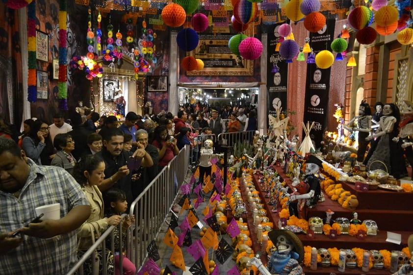 En su interior se pudieron observar decenas de calacas, catrinas y catrinos disfrazados de indios, vaqueros y personajes del Viejo Oeste, así como carrozas clásicas y cientos de flores de cempasúchil.