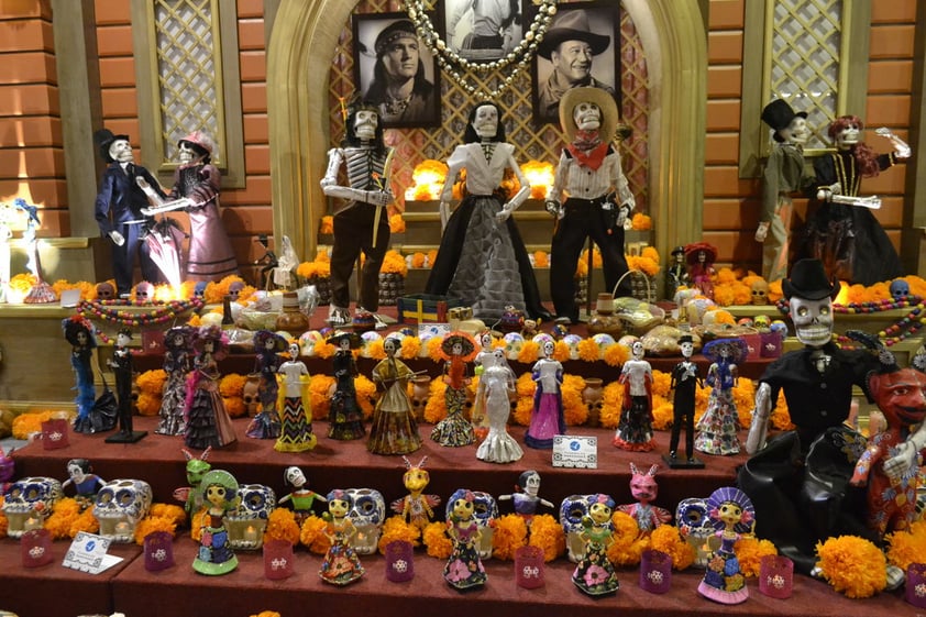 La inauguración del Altar Monumental, el desfile y concurso 'Caminata de las calaveras' y diversas actividades artísticas se vivió el fin de semana en el Centro Histórico de la capital.