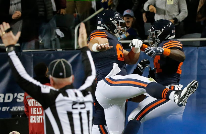 El corredor novato Jordan Howard fue la gran fuerza ofensiva de Chicago esta noche y fue el encargado de lograr el primer touchdown.