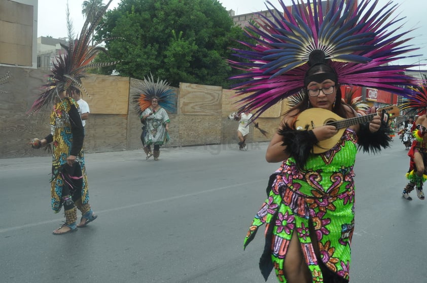 El colorido de los grupos danzantes se hizo presente.