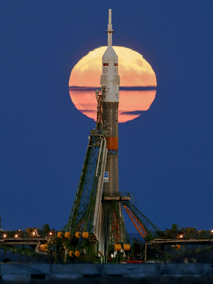 Kazajistán. Tras el cohete y la nave Soyuz rusos.