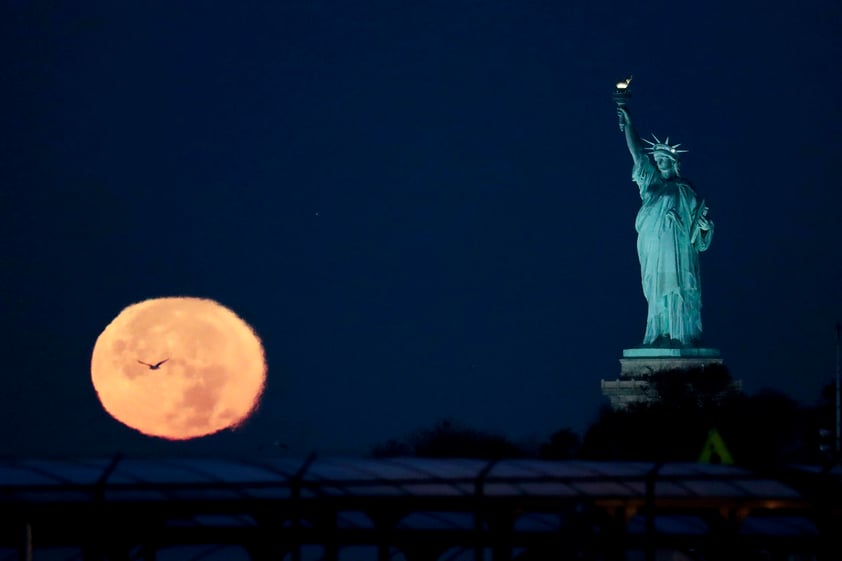 Nueva York, con su Estatua de la Libertad, fue uno de los múltiples escenarios en donde pudo apreciarse la “superluna”, un fenómeno que ayer registró su mayor intensidad desde 1948.