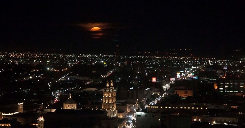 Fotografía de Eduardo Meraz de la "Superluna" en Durango.