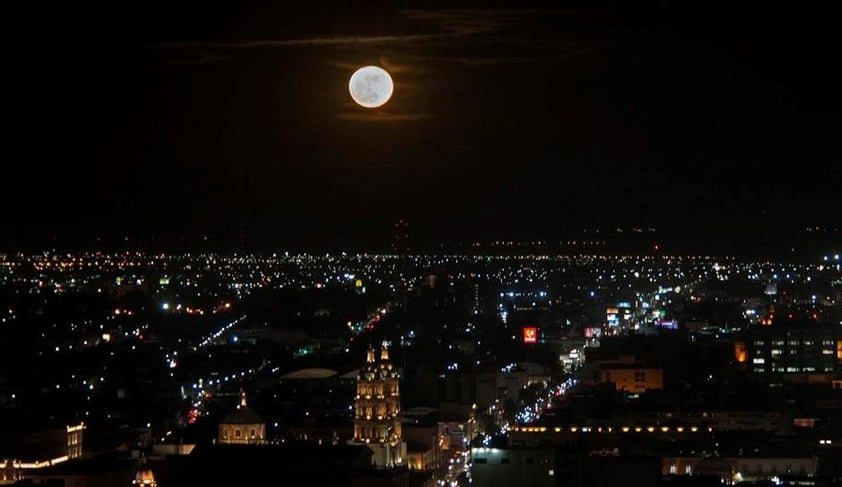 Así iluminó la "Superluna" a la capital duranguense.