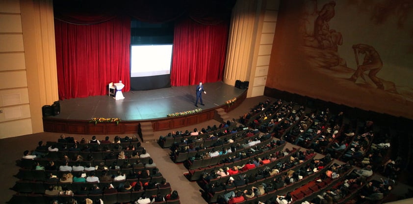 Un numeroso público que se dio cita la tarde de ayer en el Teatro Ricardo Castro.