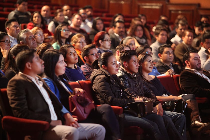 Para cerrar la conferencia, el experto pidió al público que utilizaran todos los consejos aprendidos para manipularse a sí mismos y cambiar todos los hábitos negativos que impiden el crecimiento del país.