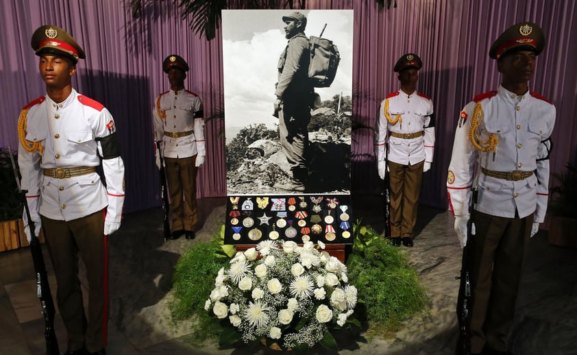 Una fotografía gigante que muestra a Fidel Castro en su juventud en la Sierra Maestra se exhibe en la Plaza de la Revolución, donde los cubanos hacen fila para rendirle tributo a su histórico líder.