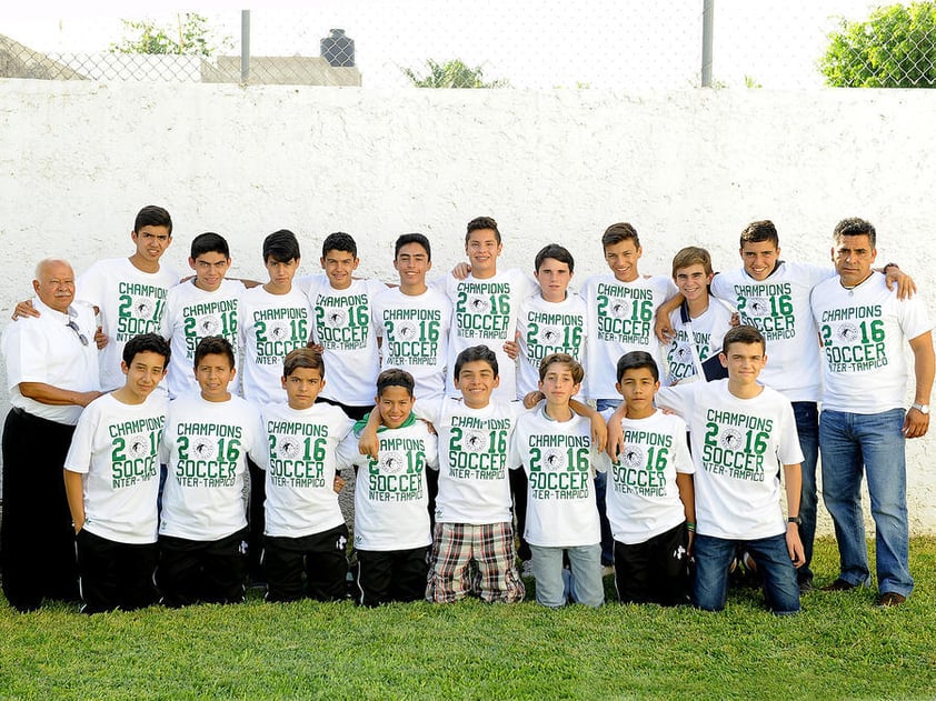 04122016 LA FOTO DEL RECUERDO.  Campeones Interjesuiticos Tampico 2016 de secundaria en futbol, con su entrenador Carlos 'Chano' Lira, acompañados por el Padre Luis Manrique.