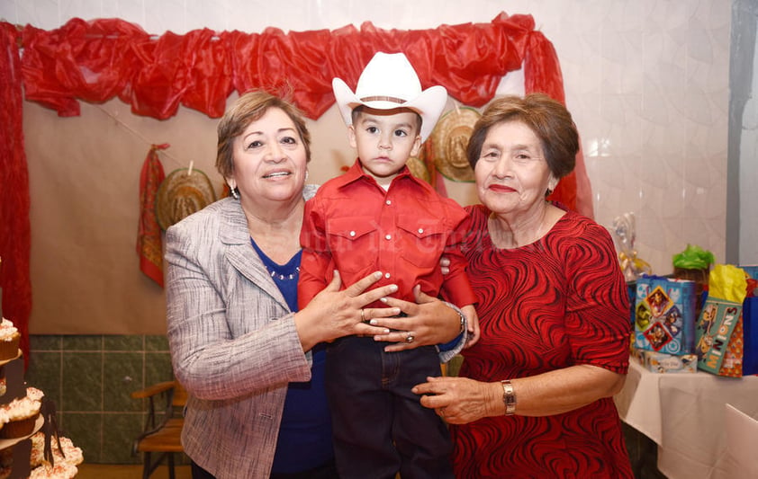 07122016 UN CUMPLE FELIZ.  Iker con sus abuelitas, Juanita Calleros y Amabilia Hernández.