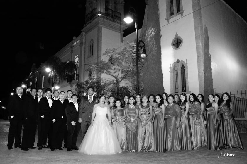 11122016 Liliana y Enrique acompañados de sus damas y caballeros de honor. - Photobox Fotografía