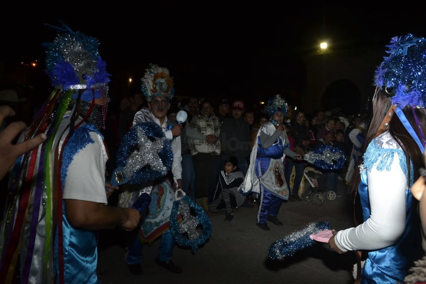 "Es gente que no tiene los medios para mandar traer plumas pero de todos modos hacen el sacrificio y tienen su traje de danzantes en un lugar privilegiado en sus casas", refiere.