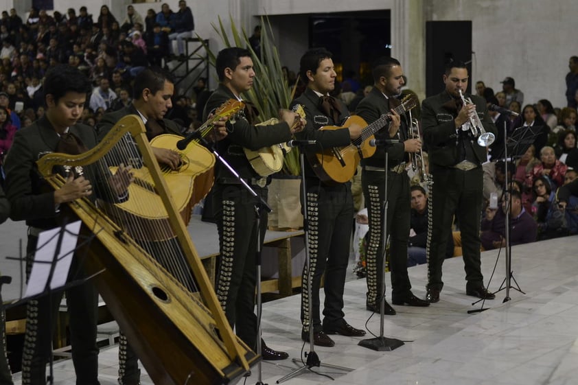 Luego de la misa de gallo se procedió a entonar las tradicionales Mañanitas a Nuestra Señora de Guadalupe, por todos los presentes y algunos grupos musicales.