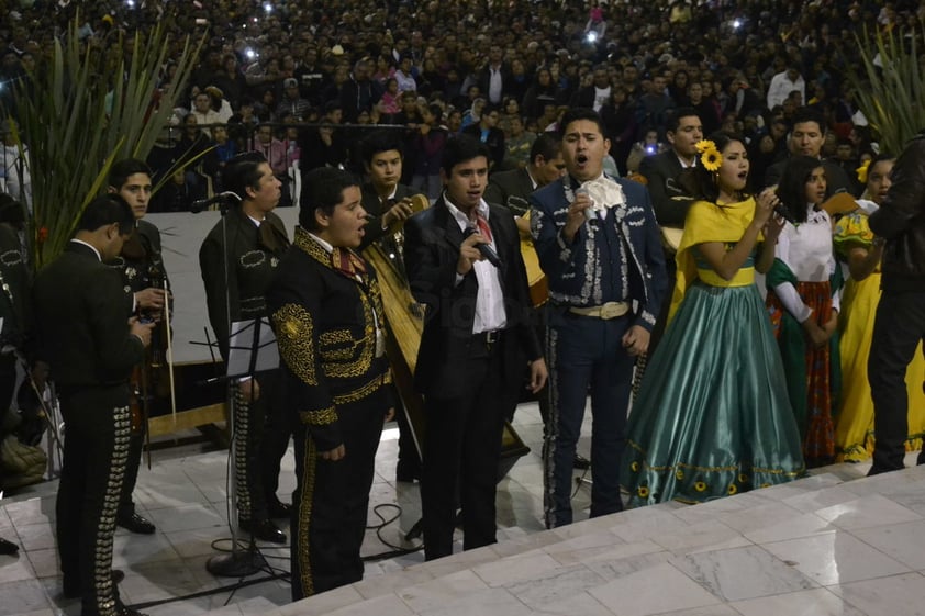 Cientos de feligreses participaron en la misa de gallo para venerar a la Virgen de Guadalupe.