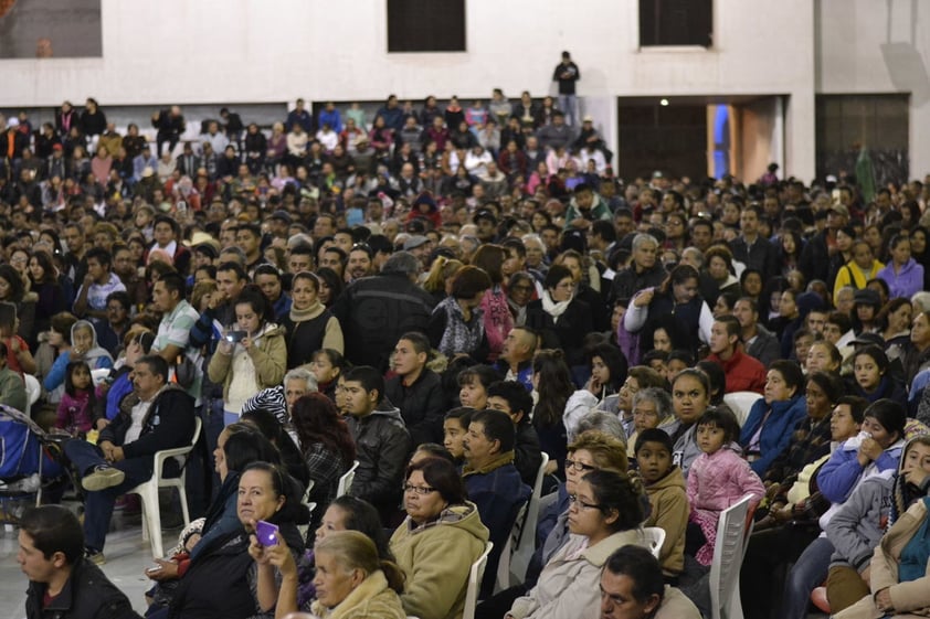 Fieles guadalupanos de Durango, llegaron a celebrar la misa de gallo y así festejar a la Santa Virgen, haciéndole plegarias y rezos.