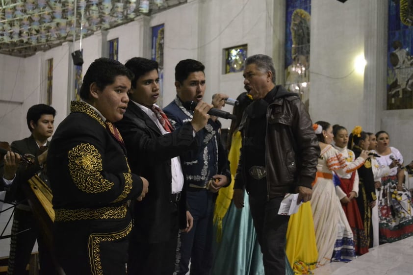 Tanto en el santuario viejo como en el nuevo se van alternando las misas por lo que hay actividad en toda la zona.