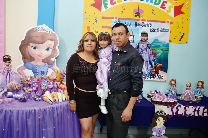 11122016 La festejada acompañada por sus padres.